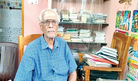 மாணவர்களின் அடிப்படை ஆரம்பக் கல்விக்காக 82 வயதிலும் சேவையாற்றும் முன்னாள் ரயில்வே ஊழியர்