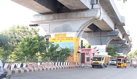 சென்னை வெளிவட்ட சாலையில் புழுதிவாக்கம் பாலாஜி நகர் பகுதியில் அமைக்கப்பட்டுள்ள சிக்னல்.
