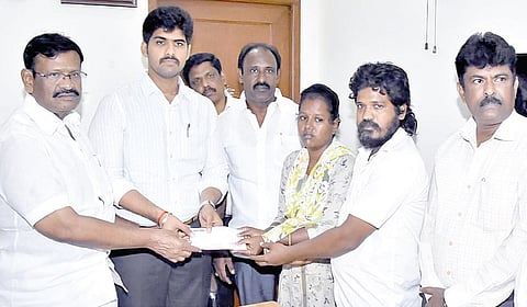 கோயில் குளத்தில் மூழ்கி உயிரிழந்த ரியாஸ், ரிஸ்வான் ஆகியோரின் பெற்றோருக்கு நேற்று அமைச்சர் சா.மு.நாசர்  ஆறுதல் கூறி, முதல்வரின்  பொது நிவாரண நிதியிலிருந்து தலா ரூ.3 லட்சம் வீதம், ரூ.6 லட்சத்துக்கான காசோலைகளை  வழங்கினார். உடன், ஆட்சியர் பிரதாப்  உள்ளிட்டோர்.