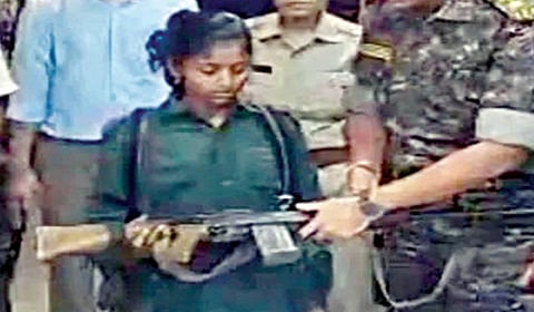 3 மாநிலங்களில் தேடப்பட்ட பெண் மாவோயிஸ்ட் சரண்