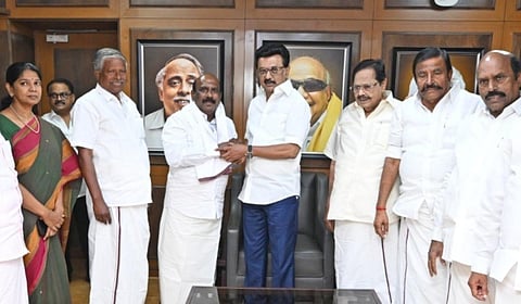 திமுகவில் இணைந்தார் ஓபிஎஸ் ஆதரவாளர் மனோஜ் பாண்டியன்: அதிமுக மீது சரமாரி குற்றச்சாட்டு