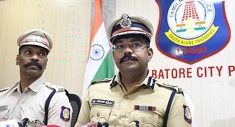 கோவையில் செய்தியாளர்களிடம் பேசிய மாநகர காவல் ஆணையர் சரவண சுந்தர் - படம்: ஜெ.மனோகரன்