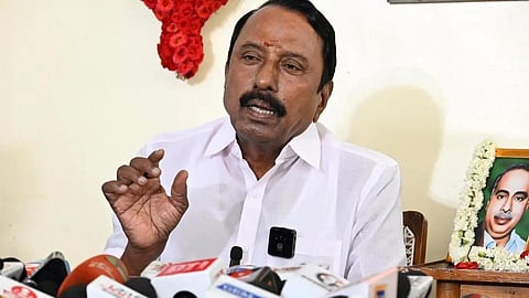 இரட்டை இலை சின்னம் குறித்து விசாரணை நடத்த தேர்தல் ஆணையத்துக்கு செங்கோட்டையன் கடிதம்