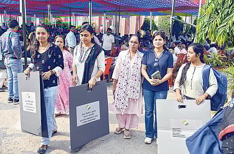 பிஹாரில் முதல் கட்ட தேர்தல் நடைபெறும் 121 தொகுதிகளில் நேற்று மாலையுடன் பிரச்சாரம் நிறைவடைந்தது. இதையொட்டி பாட்னாவில் உள்ள தேர்தல் அலுவலகத்தில் தேர்தல் அலுவலர்களுக்கான பொருட்கள் விநியோகம் செய்யப்பட்டன.  படம்: பிடிஐ