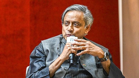 வாரிசு அரசியல் ஜனநாயகத்துக்கு அச்சுறுத்தல்: ஜவஹர்லால் நேரு குடும்பம் மீது சசி தரூர் விமர்சனம்