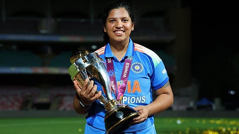 மேற்கு வங்​க கிரிக்கெட் சங்கம் சார்பில் இந்திய கிரிக்கெட் வீராங்கனை ரிச்சா கோஷுக்கு தங்க மட்​டை, பந்து