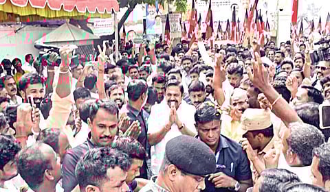 அதிமுக தலைமை அலுவலகம் வந்த பழனிசாமிக்கு உற்சாக வரவேற்பு..