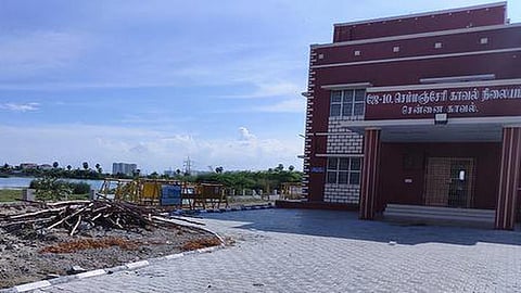 நீர்நிலைகளை ஆக்கிரமித்து கட்டப்பட்டுள்ள செம்மஞ்சேரி காவல்​ நிலையத்தை 3 வாரங்களில்​ அகற்ற ஐகோர்ட் உத்தரவு