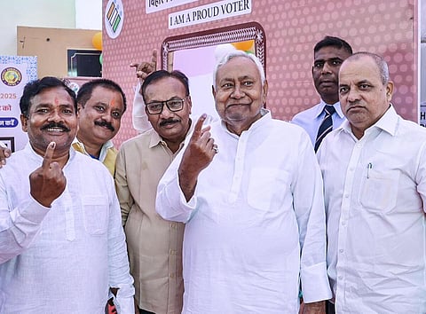 பாட்னாவின் பக்தியார்பூரில் உள்ள வாக்குச்சாவடியில் தனது வாக்கினை செலுத்திய முதல்வர் நிதிஷ் குமார்