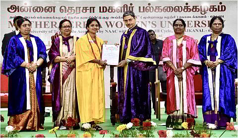 கொடைக்கானல் அன்னை தெரசா பல்கலை.யில் மாணவிகளுக்கு பட்டம் - ஆளுநர் ரவி வழங்கினார்!