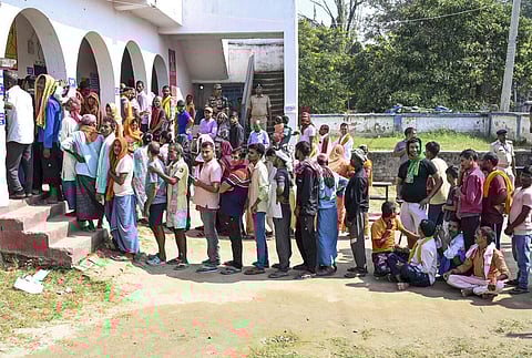 பாட்னாவின் பக்தியார்பூர் தொகுதிக்கு உட்பட்ட வாக்குச்சாவடியில் வரிசையில் நின்று வாக்களிக்கும் மக்கள்