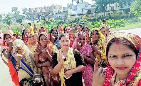 பிஹார் தேர்தலில் தங்கள் ஜனநாயகக் கடமையை ஆற்றிய பெண்கள்