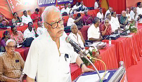 கோவையில் நேற்று தொடங்கிய சிஐடியு மாநாட்டில் பேசிய, அகில இந்திய பொதுச் செயலாளர் தபன்சென். | படம்: ஜெ.மனோகரன் |