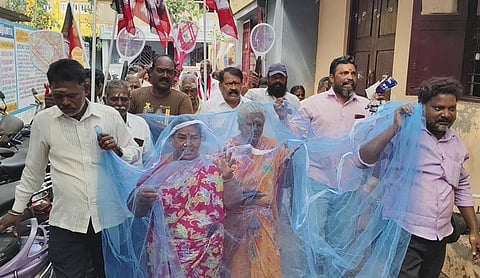 கொசு தொல்லை: நடவடிக்கை கோரி புதுச்சேரியில் கொசு வலை போர்த்தி நூதன போராட்டம்