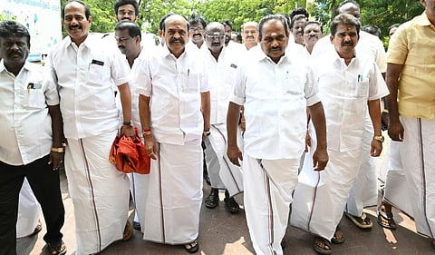 தூத்துக்குடி மாவட்ட ஆட்சியர் அலுவலகத்துக்கு மனு அளிக்க வந்த கடம்பூர் ராஜூ எம்எல்ஏ மற்றும் அதிமுக நிர்வாகிகள். | படம்: என்.ராஜேஷ்.