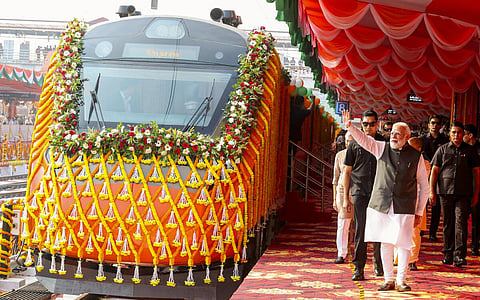 நான்கு புதிய வந்தே பாரத் ரயில்களை கொடியசைத்து தொடங்கிவைத்தார் பிரதமர் மோடி