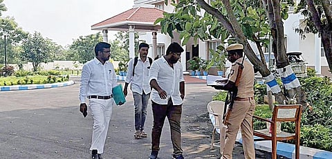 கரூரில் உள்ள சிபிஐ அதிகாரிகளிடம், தவெக பிரச்சார வாகன கேமரா பதிவு, ஆவணங்களை ஒப்படைத்துவிட்டு வந்த தவெக வழக்கறிஞர் உள்ளிட்டோர்.