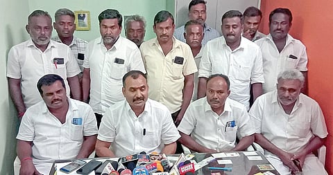 நாமக்கல்லில் செய்தியாளர்களுக்குப்  பேட்டியளித்த தமிழ்நாடு மணல் லாரி உரிமையாளர்கள் பாதுகாப்பு சங்கத் தலைவர் ராஜசேகர். உடன், சங்க நிர்வாகிகள் உள்ளிட்டோர்.