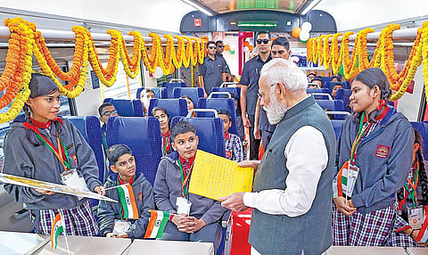 உத்தரபிரதேச மாநிலம் வாராணசியில் நேற்று நடைபெற்ற நிகழ்ச்சியில் 4 புதிய வந்தே பாரத் ரயில்களை பிரதமர் நரேந்திர மோடி தொடங்கி வைத்தார். அப்போது ரயிலில் பயணம் செய்த சிறாருடன் பிரதமர் மோடி பேசி மகிழ்ந்தார். படம்: பிடிஐ