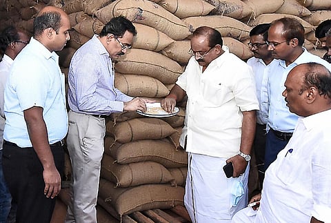 நியாய விலைக் கடையில் ஆய்வு செய்யும் அமைச்சர் சக்கரபாணி | கோப்புப் படம்