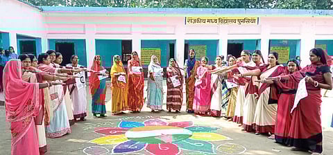 பிஹார் இரண்டாம் கட்ட தேர்தலை முன்னிட்டு தேர்தல் ஆணையம் சார்பில் பாங்கா நகரில் நேற்று விழிப்புணர்வு நிகழ்ச்சி நடைபெற்றது. இதில் பங்கேற்ற பெண்கள் தேர்தலில் வாக்களிக்க உறுதியேற்றனர்.