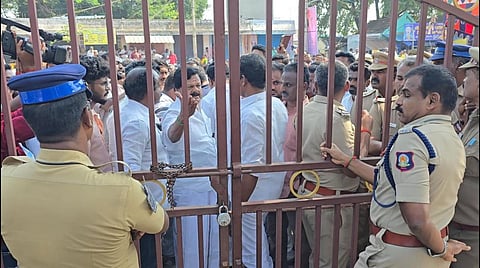 கிருஷ்ணகிரி திமுக நகராட்சி தலைவர் மீது நம்பிக்கை வாக்கெடுப்பு: கவுன்சிலர்கள் வந்த பேருந்து கண்ணாடி உடைப்பு