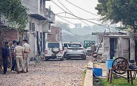 ஹரியானாவின் பதேபூர் டகா கிராமத்தில் போலீஸார் நேற்று சோதனை நடத்தினர். படங்கள் : பிடிஐ