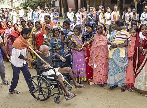 ஜஹனாபாத்தில் வாக்களிக்க வரிசையில் காத்திருக்கும் வாக்காளர்கள்