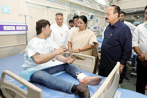 டெல்லி குண்டுவெடிப்பில் காயமடைந்தவர்களை நேற்று நேரில் சந்தித்து நலம் விசாரித்த முதல்வர் ரேகா குப்தா