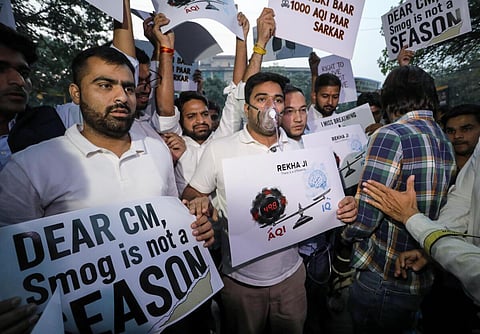 ‘மூச்சு முட்டுது... சுத்தமான காற்று கிடைக்குமா..?’ - டெல்லியில் நடந்த விநோத போராட்டம்!