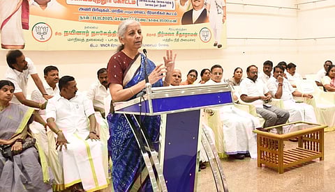 கோவை அவிநாசி சாலையில் உள்ள தனியார் திருமண மண்டபத்தில் பாஜக மாநில மற்றும் மாவட்ட நிர்வாகிகள் கூட்டம் இன்று நடந்தது. மத்திய நிதியமைச்சர் நிர்மலா சீதாராமன் பேசினார். | படம்: ஜெ.மனோகரன்.