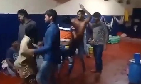 பெங்களூரு சிறையில் கைதிகள் மது விருந்துடன் ஆட்டம்: 2 உயர் அதிகாரிகள் பணியிடை நீக்கம்