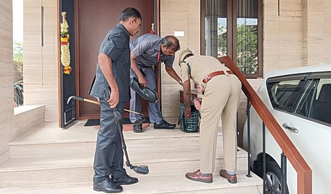 தென்னூர் அண்ணாநகரில் உள்ள அமைச்சர் அன்பில் மகேஸ் வீட்டில் மோப்பநாய் உதவியுடன் நடைபெற்ற வெடிகுண்டு சோதனை.