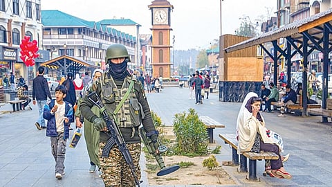டெல்லி செங்கோட்டை அருகே கார் குண்டு வெடிப்பை தொடர்ந்து ஜம்மு காஷ்மீரின் ஸ்ரீநகரில் உள்ள லால் சவுக்கில் நேற்று ரோந்து பணியில் ஈடுபட்டிருந்த சிஆர்பிஎப் வீரர்.