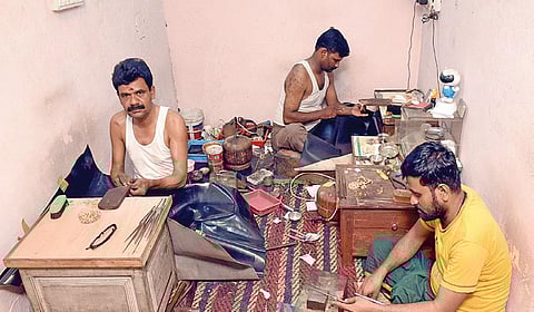 கோவை டவுன்ஹால் பகுதியில் செயல்படும் தங்க நகை பட்டறையில் பணியாற்றும் பொற்கொல்லர்கள். (கோப்பு படம்)