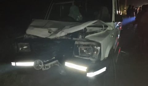 போலீஸ் வாகனம் மோதி ஒரே குடும்பத்தைச் சேர்ந்த 3 பேர் உயிரிழந்த சம்பவம்: காவலர்கள் மீது நடவடிக்கை கோரி சாலை மறியல்