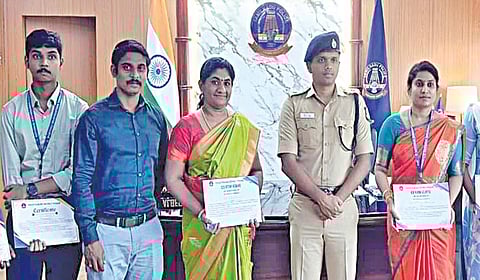 குலசேகரன்பட்டினம் தசரா திருவிழா, திருச்செந்தூர் கந்தசஷ்டி திருவிழாவை முன்னிட்டு, பக்தர்களின் பாதுகாப்பு மற்றும் அடிப்படை வசதிகளுக்காக ஏஐ ஹைடெக் கட்டுப்பாட்டு அறை  நிறுவ உதவிய கல்லூரி மாணவர்கள் மற்றும் ஆசிரியர்களுக்குப் பாராட்டுச் சான்றிதழ் வழங்கிய எஸ்.பி. ஆல்பர்ட் ஜான்.