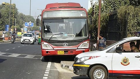 டெல்லியில் பேருந்தின் டயர் வெடித்ததால் மக்கள் பீதி