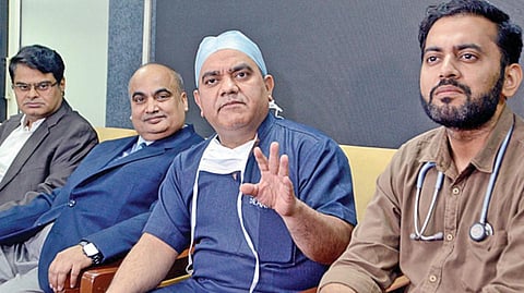 கான்பூரில் பணியாற்றிய ஆரிப் மிர் குறித்து அவருடன் தங்கியிருந்த மருத்துவர் அபிஷேக் பட்நாயக் மற்றும் சக மருத்துவர்கள் நேற்று பேட்டியளித்தனர்.