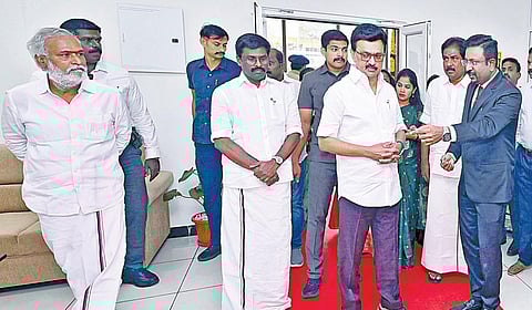 பெரியமேடு சார்-பதிவாளர் அலுவலகத்துக்கு ரூ.3.86 கோடி செலவில் கட்டப்பட்டுள்ள புதிய கட்டிடத்தை முதல்வர் மு.க.ஸ்டாலின் திறந்து வைத்து பார்வையிட்டார். நிகழ்ச்சியில், அமைச்சர்கள் பி.மூர்த்தி, பி.கே.சேகர்பாபு, மேயர் ஆர்.பிரியா, சட்டமன்ற உறுப்பினர் இ.பரந்தாமன், துறை செயலாளர் ஷில்பா பிரபாகர் சதீஷ், பதிவுத்துறை தலைவர் தினேஷ் பொன்ராஜ் ஆலிவர் மற்றும் அரசு உயர் அலுவலர்கள் கலந்து கொண்டனர்.