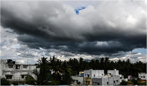 வங்கக் கடலில் புதிய காற்றழுத்த தாழ்வு பகுதி: தமிழகத்தில் 9 மாவட்டங்களில் கனமழை வாய்ப்பு