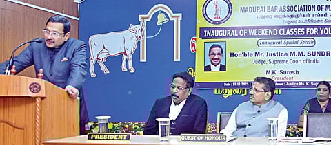மதுரையில் நீதித் துறை தேர்வுக்குத் தயாராகி வரும் இளம் வழக்கறிஞர்களுக்கான பயிற்சி வகுப்பை தொடங்கிவைத்துப் பேசிய உச்ச நீதிமன்ற நீதிபதி எம்.எம்.சுந்தரேஷ்.