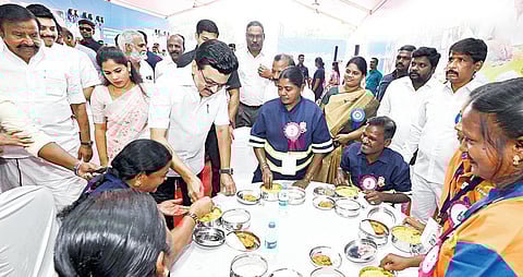 தூய்மைப் பணியாளர்களுக்கு உணவு வழங்கும் திட்டத்தை தொடங்கினார் முதல்வர் ஸ்டாலின்