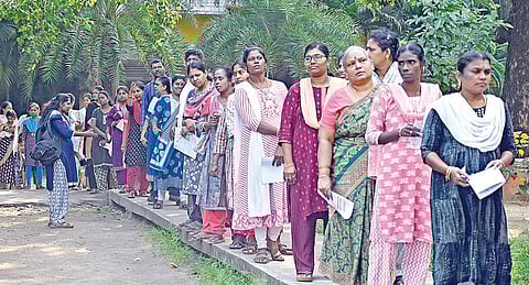 இடைநிலை ஆசிரியர்களுக்கான ஆசிரியர் தகுதித்தேர்வு (தாள்-1) வேப்பேரியில் உள்ள பள்ளியில் நேற்று நடைபெற்றது. அங்கு தேர்வெழுத வந்தவர்கள் நீண்ட வரிசையில் காத்திருந்தனர்.படம்: ம.பிரபு