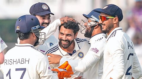 தென் ஆப்பிரிக்க அணியின் தொடக்க வீரரான எய்டன் மார்க்ரம்மை ஆட்டமிழக்கச்செய்த ரவீந்திர  ஜடேஜாவை பாராட்டும் இந்திய அணி வீரர்கள்.