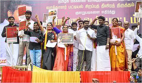 திருச்சி தவெக சார்பில் சறுக்குப் பாறையில் இன்று மதியம் எஸ்ஐஆர் குளறுபடிகளை கண்டித்து நடைபெற்ற ஆர்ப்பாட்டத்தில் பங்கேற்ற கட்சியினர். படம்: ர.செல்வமுத்துகுமார்