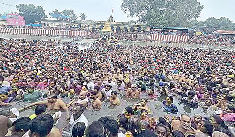 மயிலாடுதுறை காவிரி துலாக்கட்டத்தில் நேற்று நடைபெற்ற கடைமுக தீர்த்தவாரியில் புனித நீராடிய பக்தர்கள்.