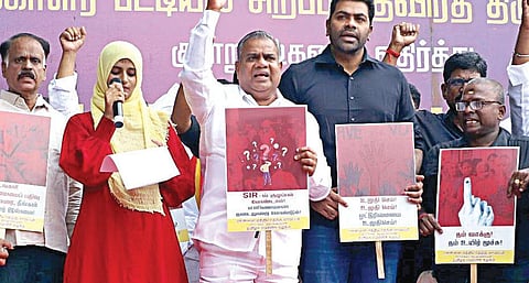 எஸ்ஐஆரில் அரசியல் தலையீடு இருக்கக் கூடாது - தமிழகம் முழுவதும் நடைபெற்ற ஆர்ப்பாட்டத்தில் தவெக வலியுறுத்தல்