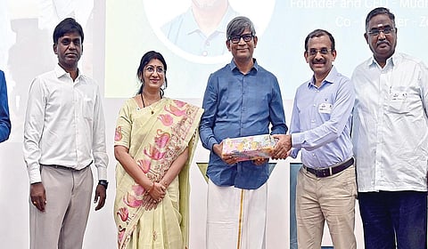 நகரத்தார் வர்த்தக சபை சார்பில் சென்னையில் நேற்று நடைபெற்ற ‘லான்ச் பேட் - 2025’ என்ற கருத்தரங்கில் சிறப்பு விருந்தினராக பங்கேற்ற ஜோஹோ நிறுவன இணை நிறுவனர் குமார் வேம்புவுக்கு நினைவுப் பரிசு வழங்கினார் நகரத்தார் வர்த்தக சபை தலைவர் உமா மெய்யப்பன். உடன், பொருளாளர் எம்.கண்ணன், வள்ளியம்மை பழனியப்பன், ஆர்.எம்.கதிரேசன் உள்ளிட்டோர். | படம்: எஸ்.சத்தியசீலன் |