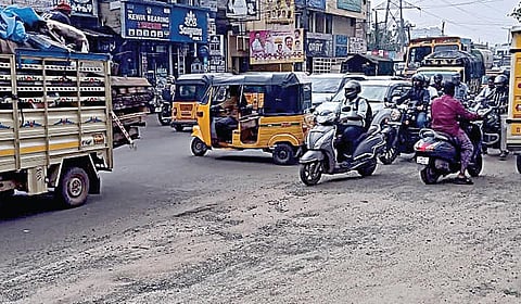 குண்டும் குழியுமான சாலை; சிக்னலும் இல்லை - போக்குவரத்து நெரிசலில் சிக்கித் தவிக்கும் மண்ணூர்பேட்டை